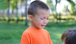 Thay vì nói “Đừng khóc nữa”, 10 câu nói này sẽ giúp xoa dịu con khóc ngay lập tức